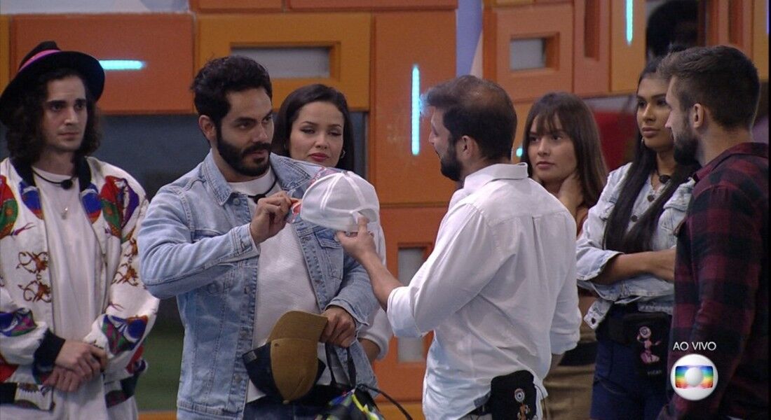 Rodolffo, ao ser eliminado do BBB 21, entrega boné a Caio