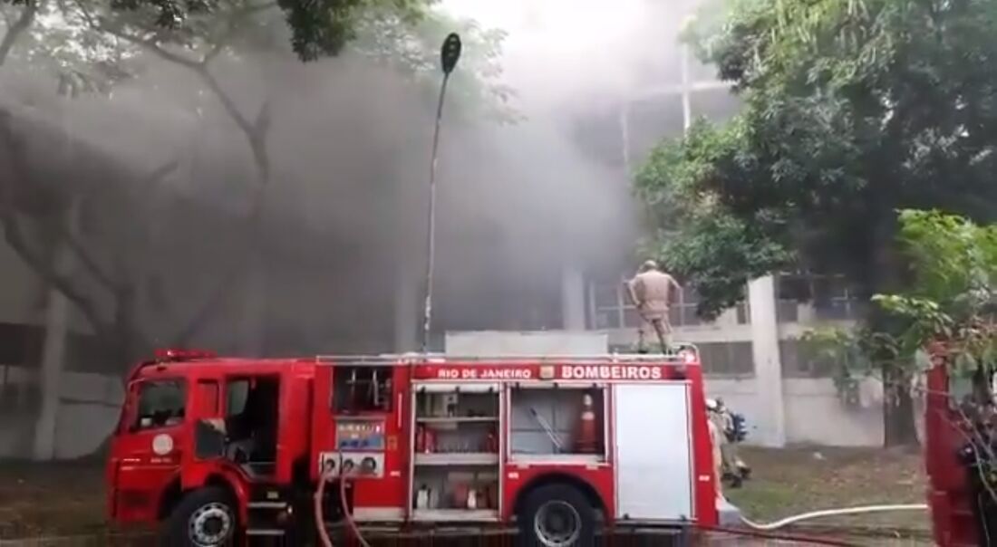 Momento em que o Corpo de Bombeiros do Rio esteve no local