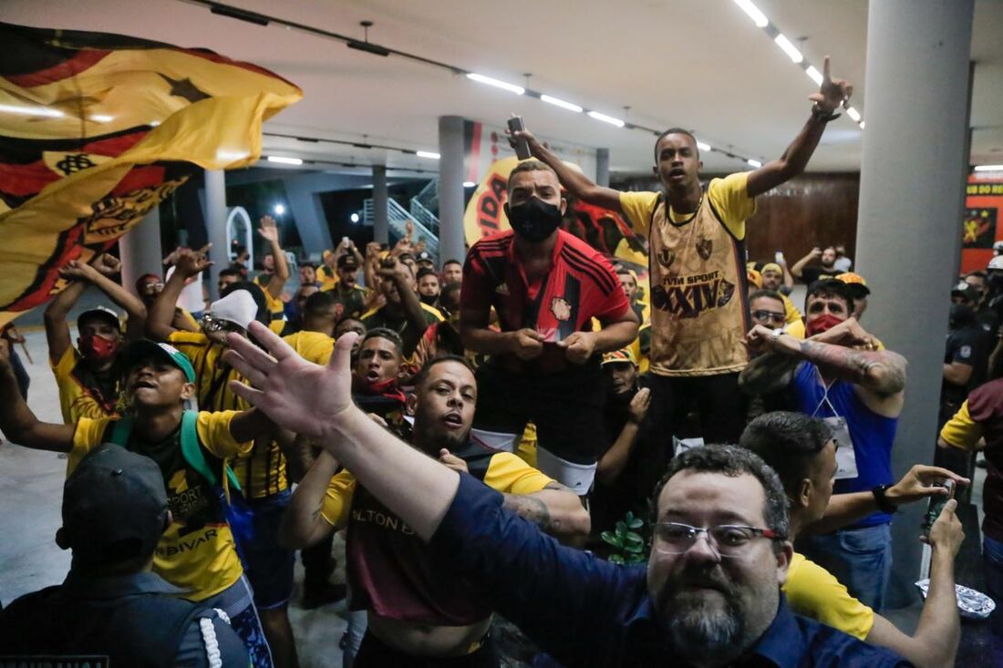 Torcedores celebram vitória de Milton na sede social do Sport