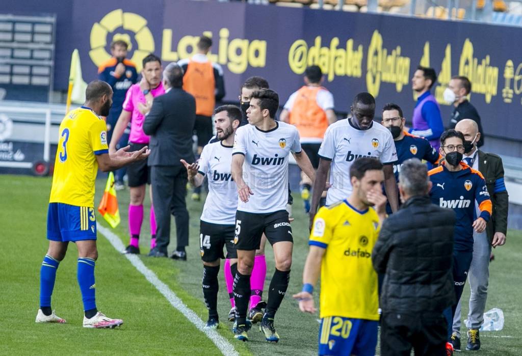 Jogadores em protesto a atos de racismo contra Diakhaby