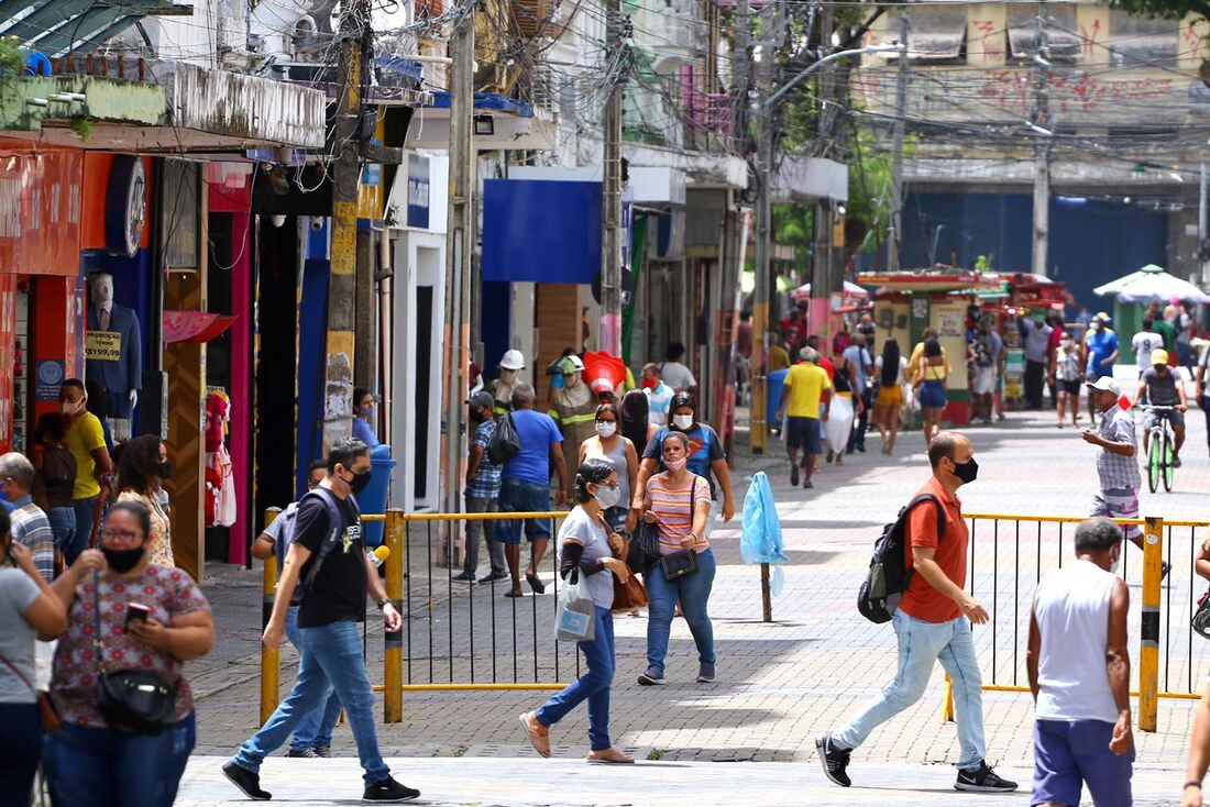 Reabertura do comércio após medidas restritivas impostas pelo governo. Na foto, Rua Imperatriz.