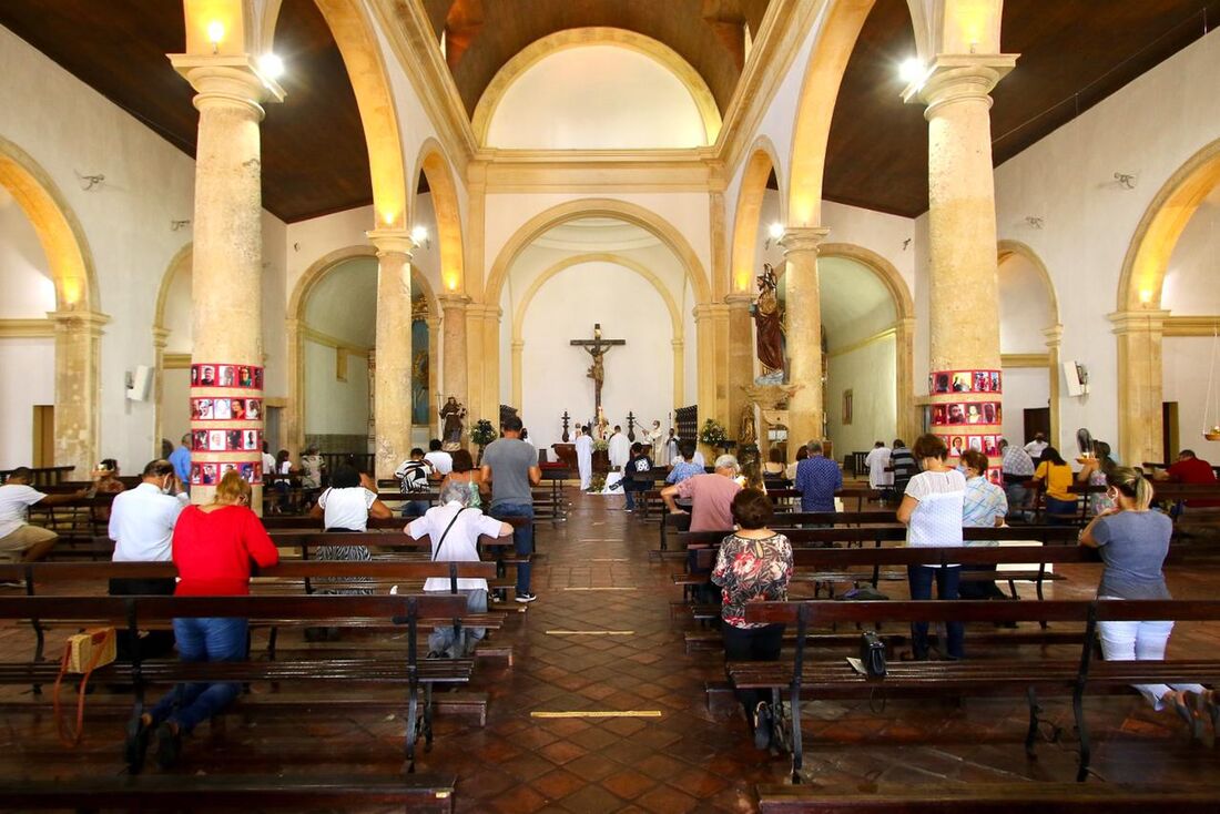 Missa de Páscoa, celebrada por Dom Fernando Saburido na Igreja da Sé, em Olinda