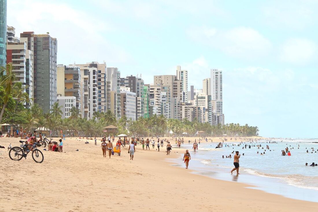 Praia de Boa Viagem neste domingo (4)