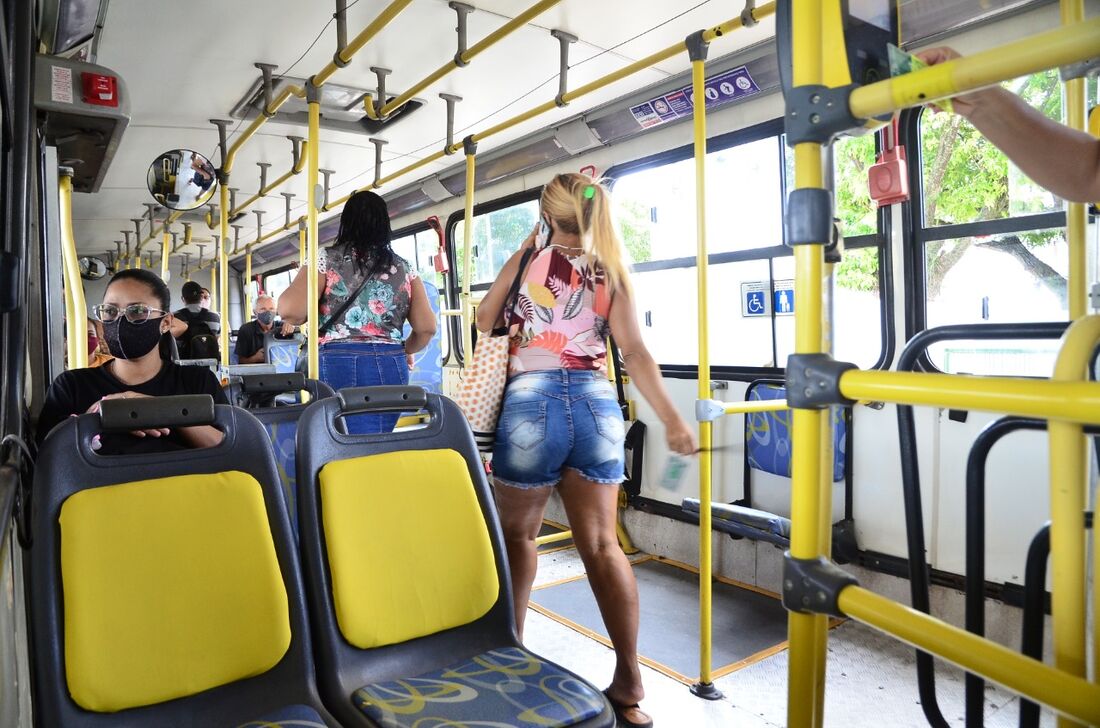 Passageiros em ônibus no TI Xambá, em Olinda