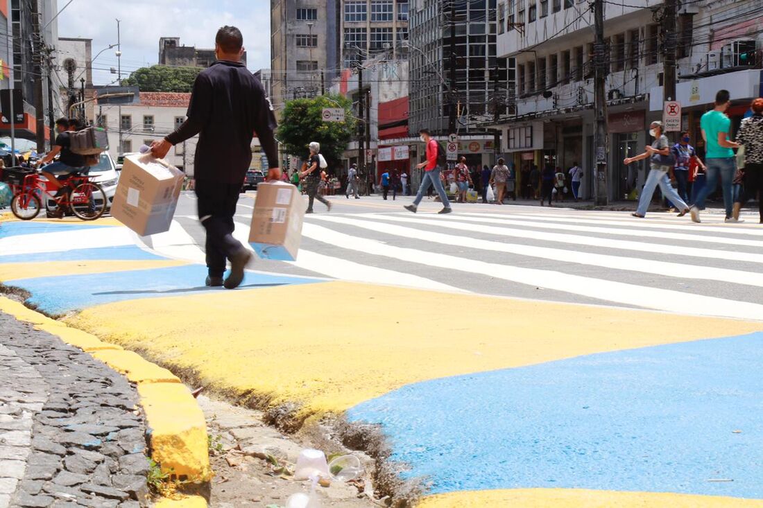 Trecho com pintura tática na Avenida Nossa Senhora do Carmo esquina com a Rua do Rangel