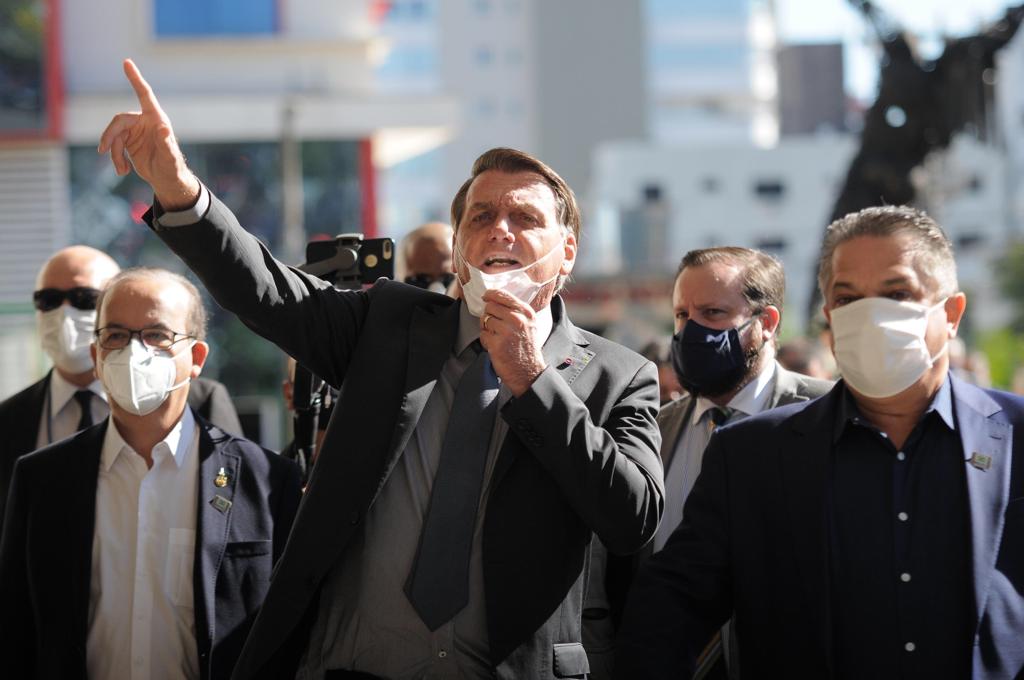 O presidente Jair Bolsonaro e o ministro da saúde, Marcelo Queiroga, visitam o Centro Avançado de Atendimento a Covid em Chapecó (SC), nesta quarta-feira (7).