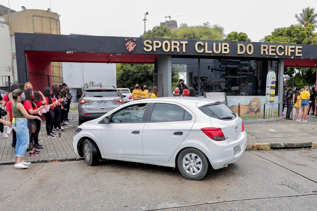 Votação acontece no esquema drive-thru