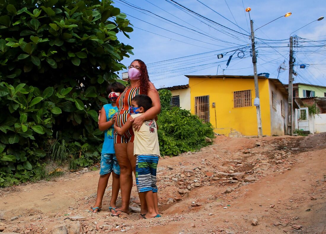 Diminuição do auxílio aumentou a dificuldade das famílias brasileiras em plena pandemia