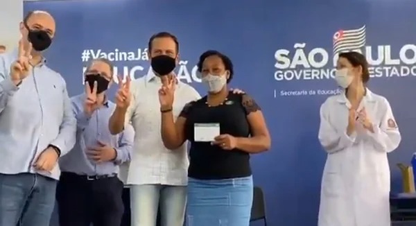 Silmara Cristina Andrade sendo vacinada