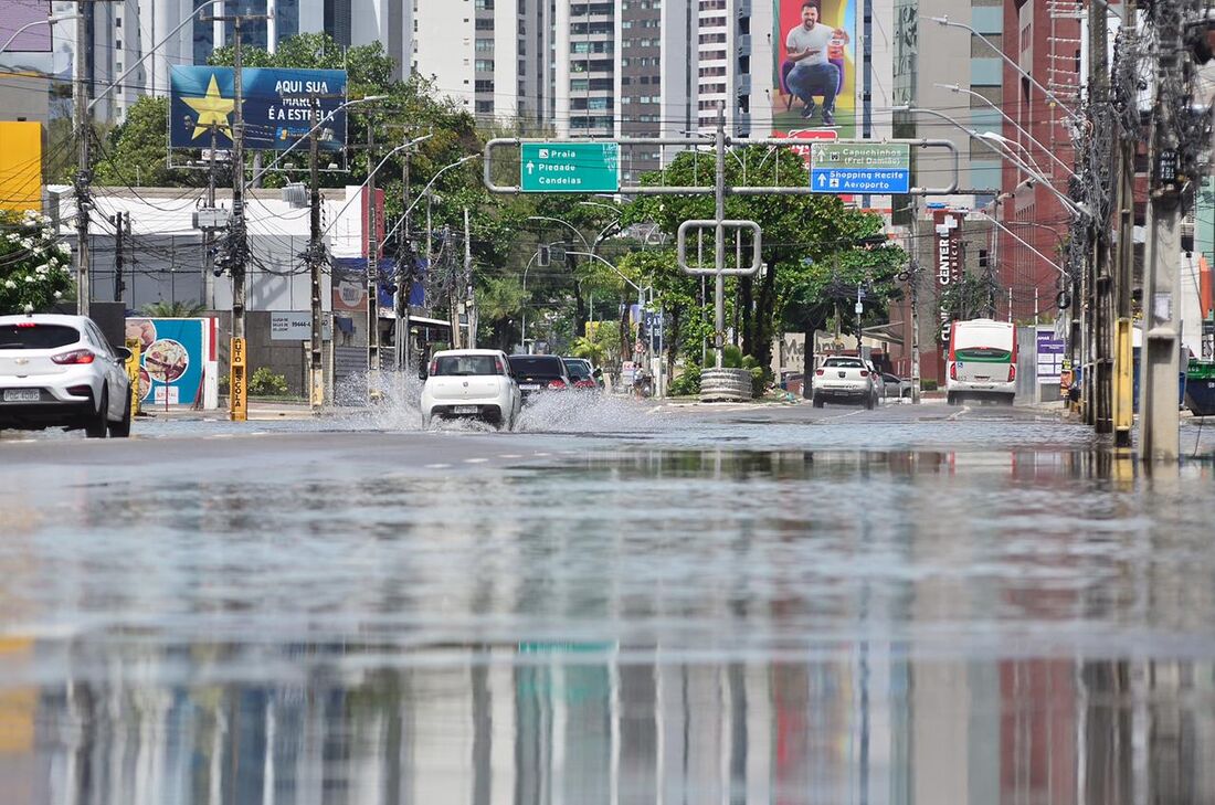 Alagamento causado pela chuva no Recife