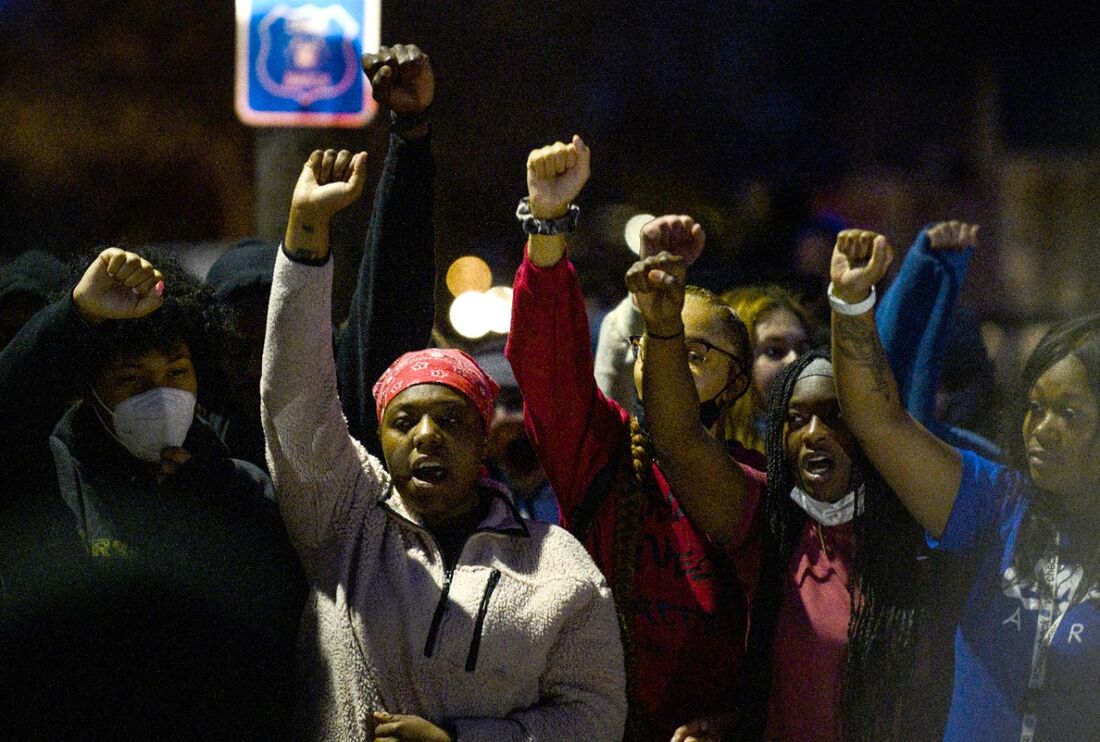 Manifestantes protestando contra a morte do afroamericano Daunte Wright, morto em Minneapolis