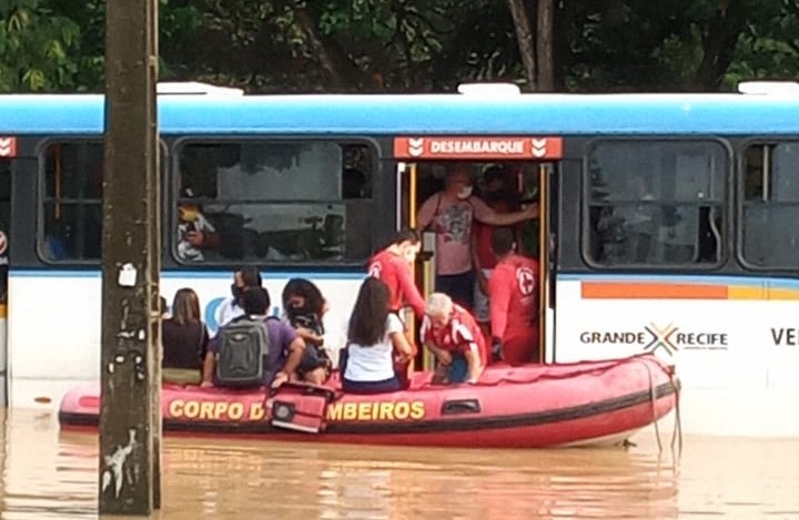 Bombeiros resgatam passageiros de ônibus usando barco