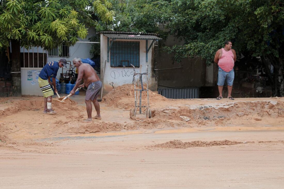 Moradores do Cabo tentam limpar lama após fortes chuvas