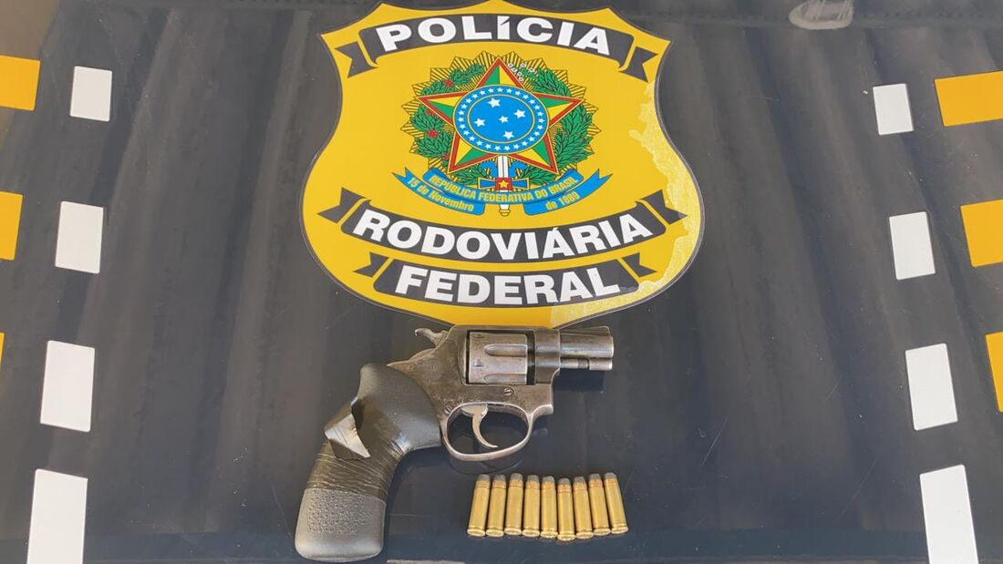 Arma foi recuperada pelos policiais rodoviários