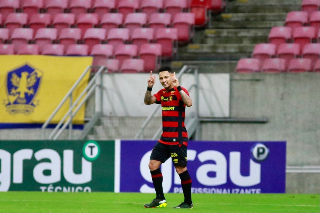 Neílton comemora o primeiro gol com a camisa do Sport