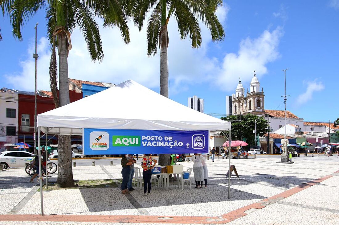 Posto volante de vacinação contra a gripe no Pátio do Carmo