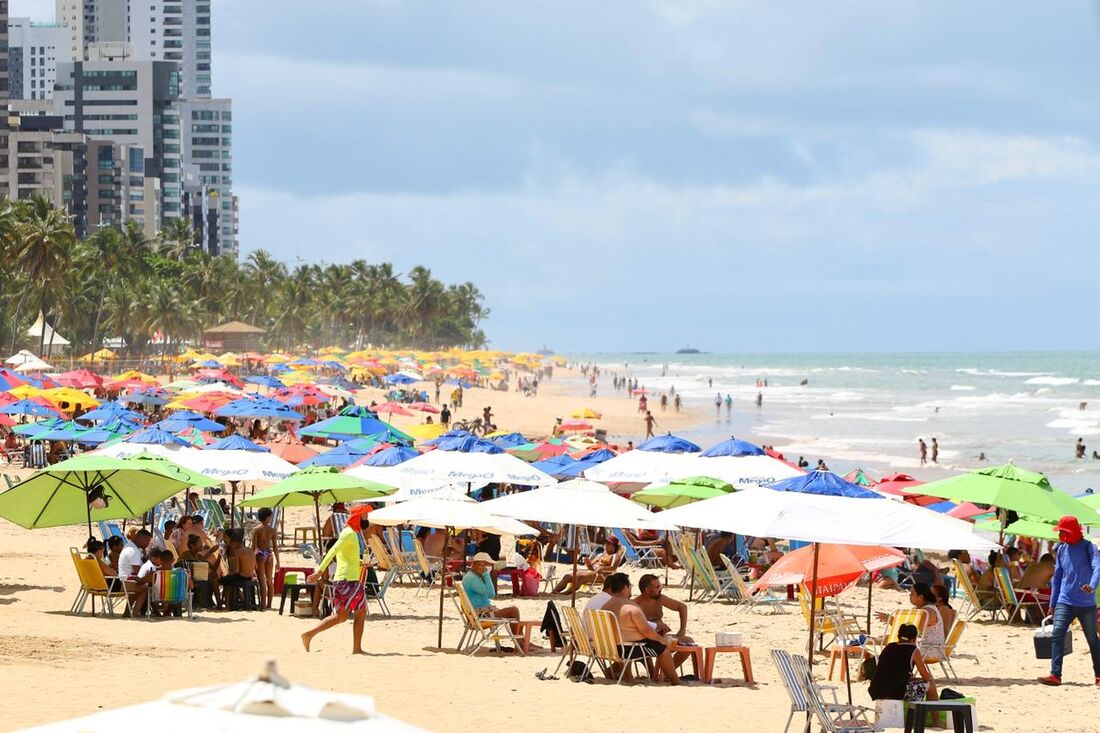 Praia de Boa Viagem nesta segunda-feira (26)