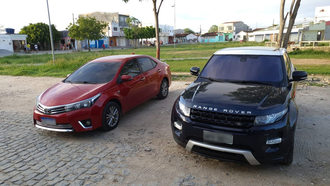 Corolla e Range Rover apreendidos pela operação