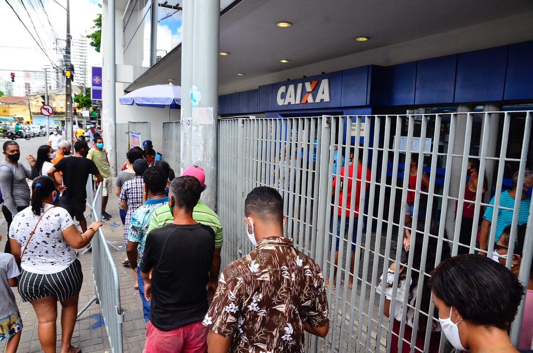 Fila em frente à agência da CEF em Casa Amarela, no Recife