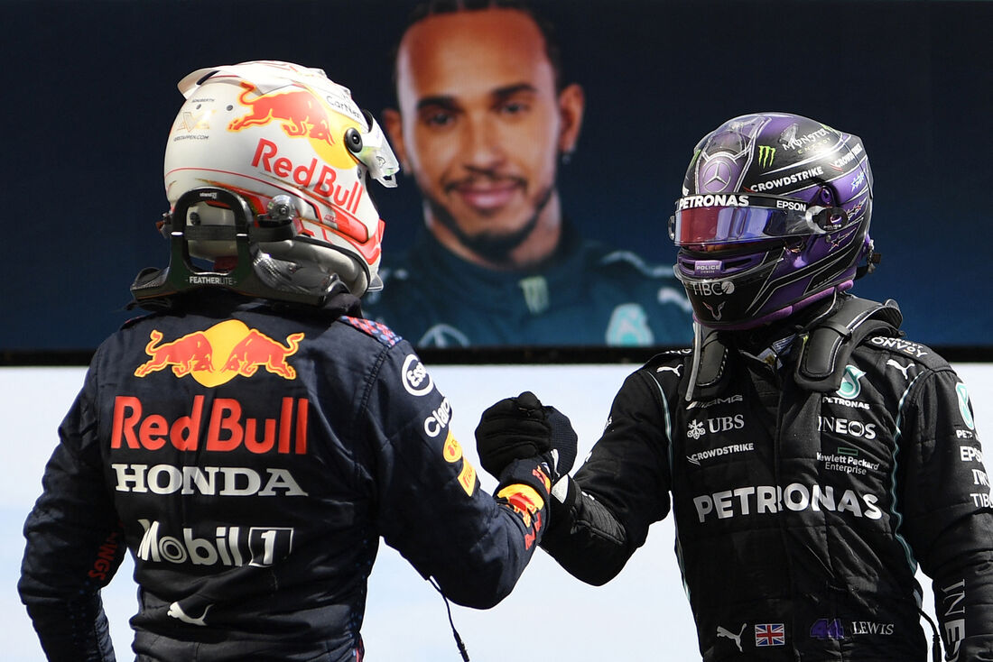 Cumprimento entre Max Verstappen, da Red Bull, e Lewis Hamilton, da Mercedes