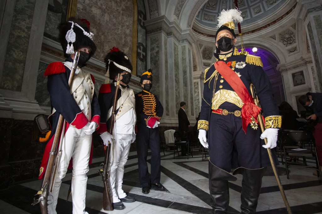 Os entusiastas de Napoleão, vestindo trajes de guardas imperiais da era napoleônica