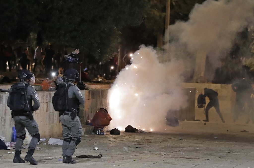 Confrontos entre a polícia israelense e os manifestantes palestinos na mesquita de Al-Aqsa, em Jerusalém