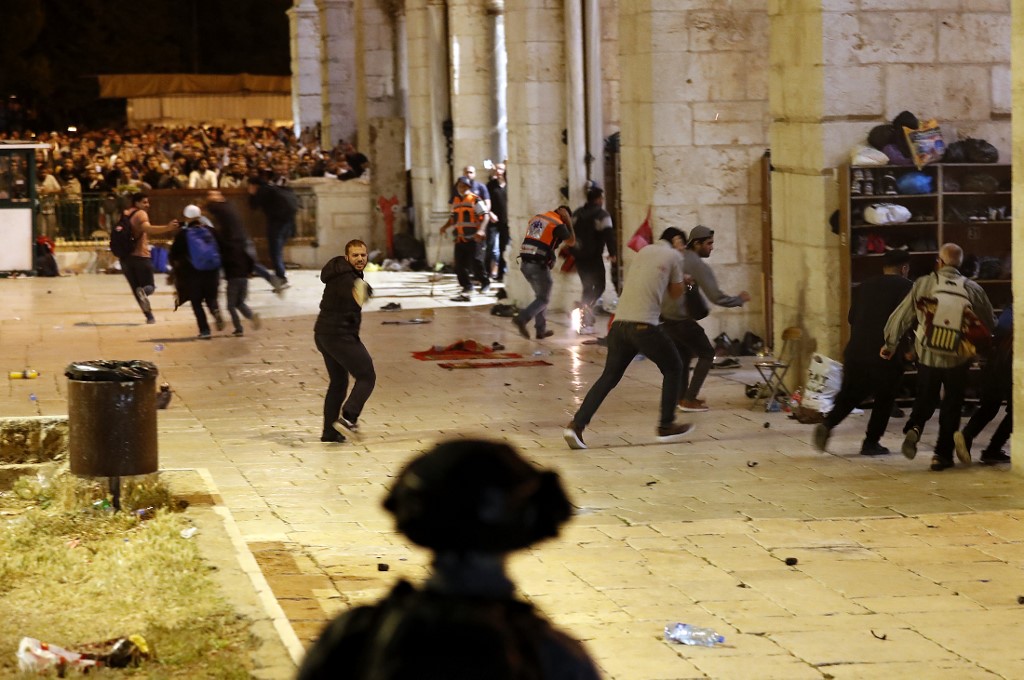 Polícia israelense joga bombas de gás em manifestantes palestinos na mesquita de Al-Aqsa, em Jerusalém