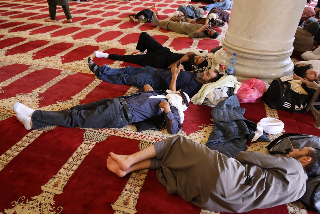 Ataques de gás foram disparados contra palestinos na mesquita Al-Aqsa, em Jerusalem