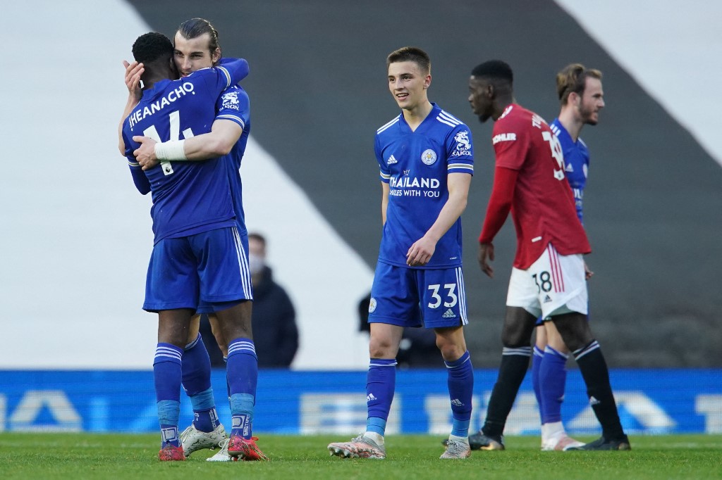 Jogadores do Leicester comemoram vitória sobre o United