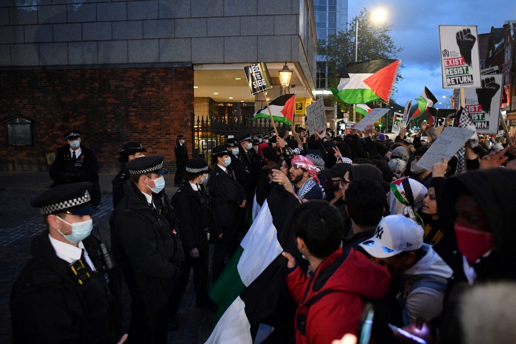 Ativistas pró-palestinos confrontam policiais durante manifestação contra ataques israelenses