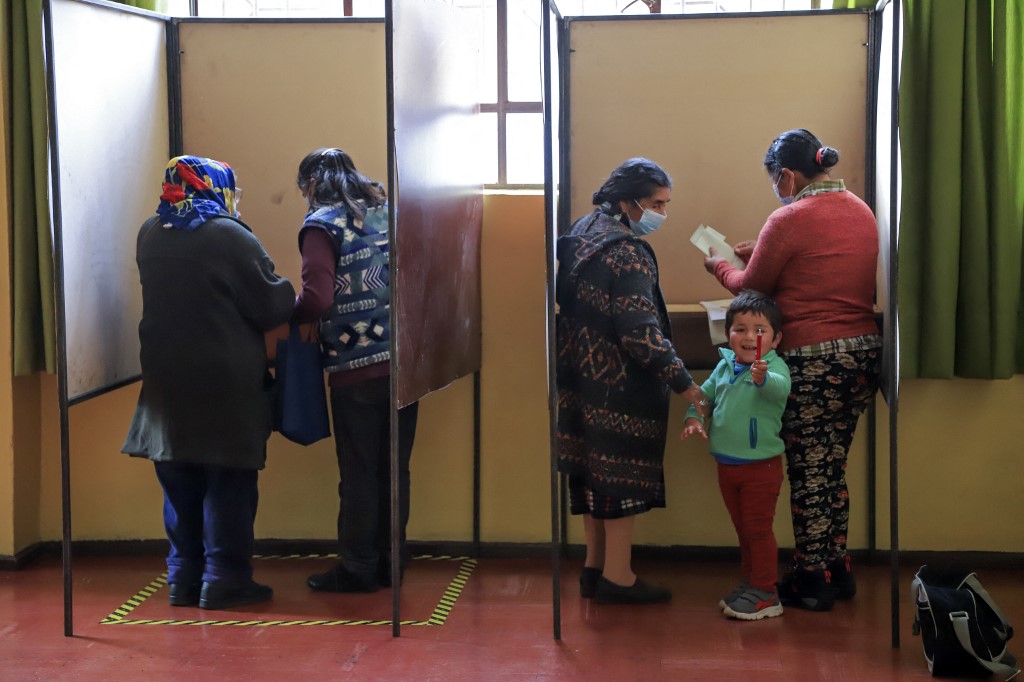 Chile conclui eleição histórica em busca de maior equidade com uma nova Constituição