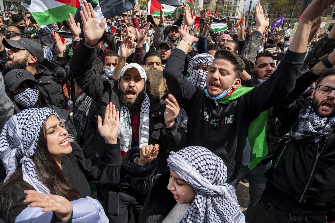 Apoiadores pró-palestinos protestam contra a violência em Israel e na Faixa de Gaza na Praça Dam, em Amsterdã