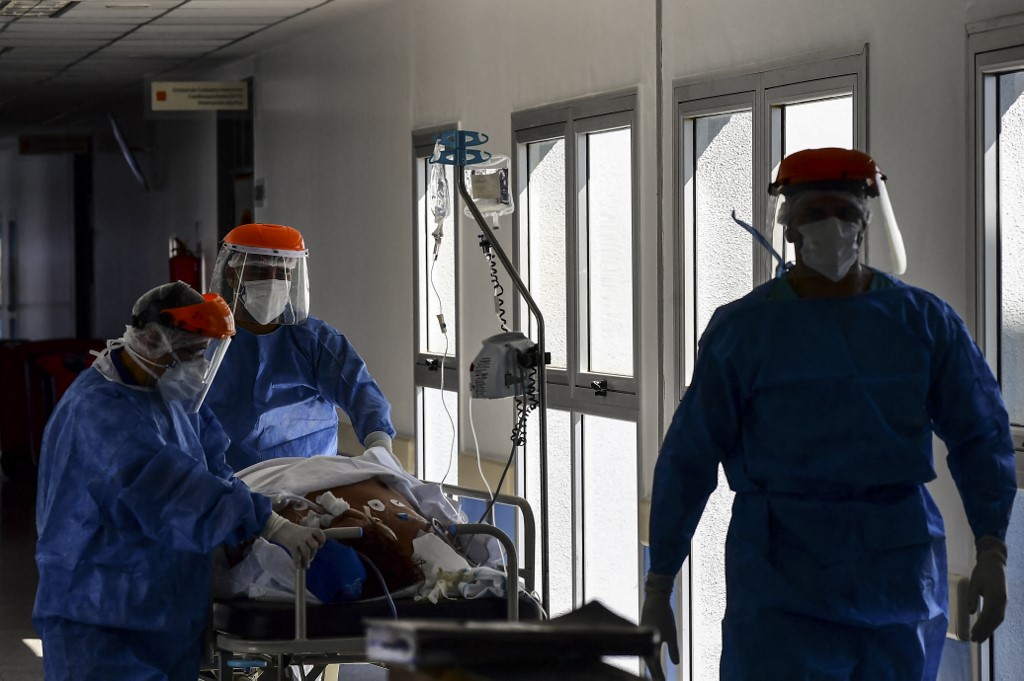 Trabalhadores de saúde atendem paciente com Covid no Hospital Dr. Nestor Kirchner em Florencio Varela, na Argentina