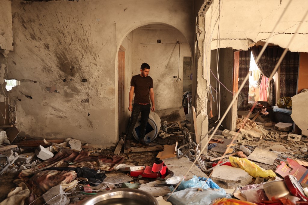 Danos dentro de uma casa em Deir El-Balah, na Faixa Central de Gaza