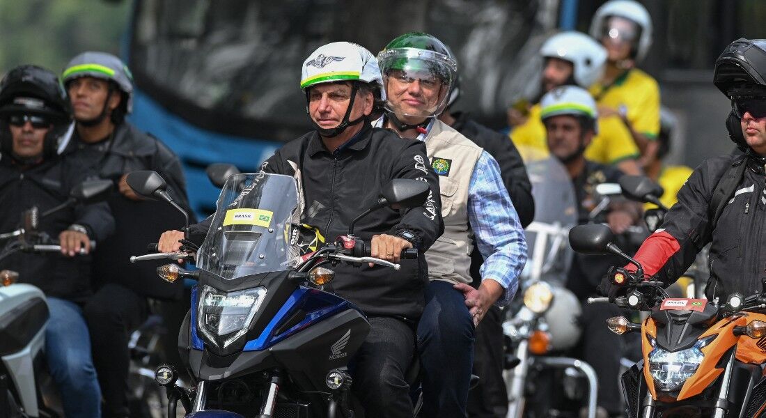 Bolsonaro passeia de moto no Rio de Janeiro