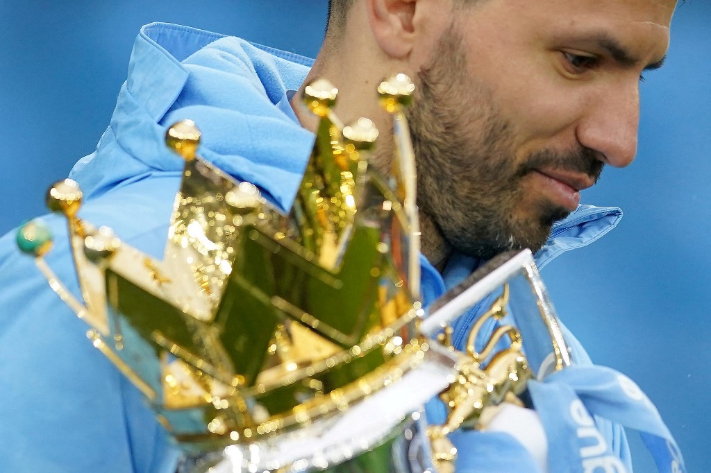 Aguero com o troféu da Premier League