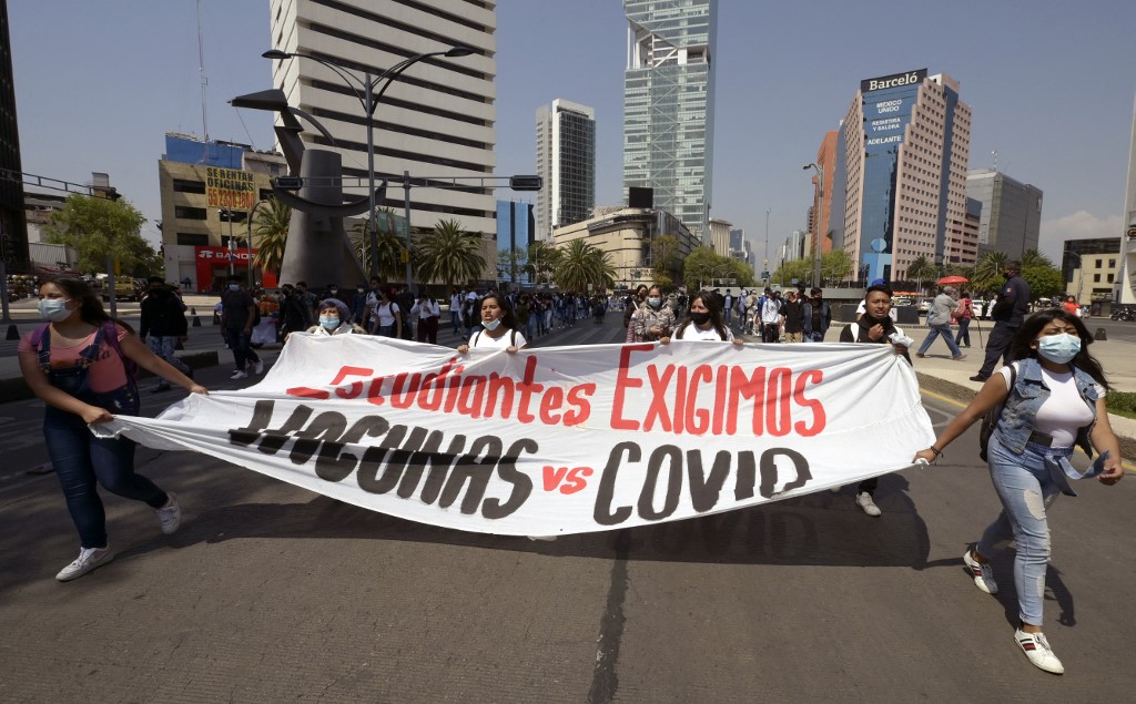 Estudantes mexicanos, quase todos usando máscaras, foram acompanhados por bandas escolares