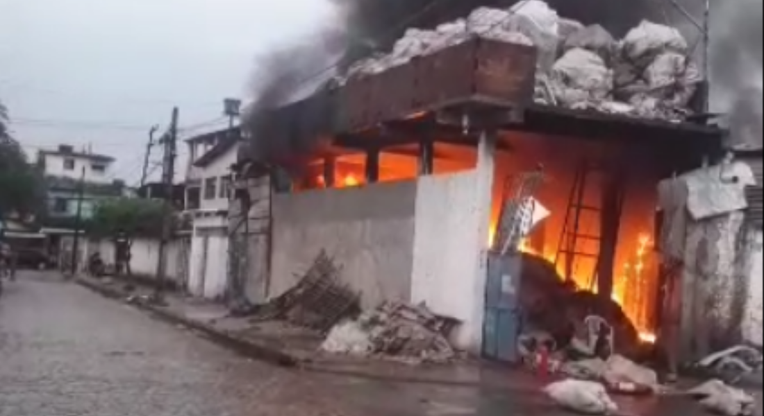 Incêndio em depósito de reciclagem no Recife