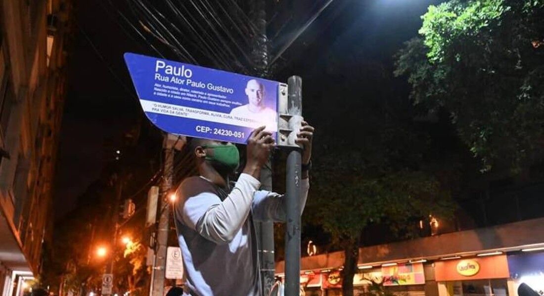 Placa de rua com o nome de Paulo Gustavo é instalada em Niterói