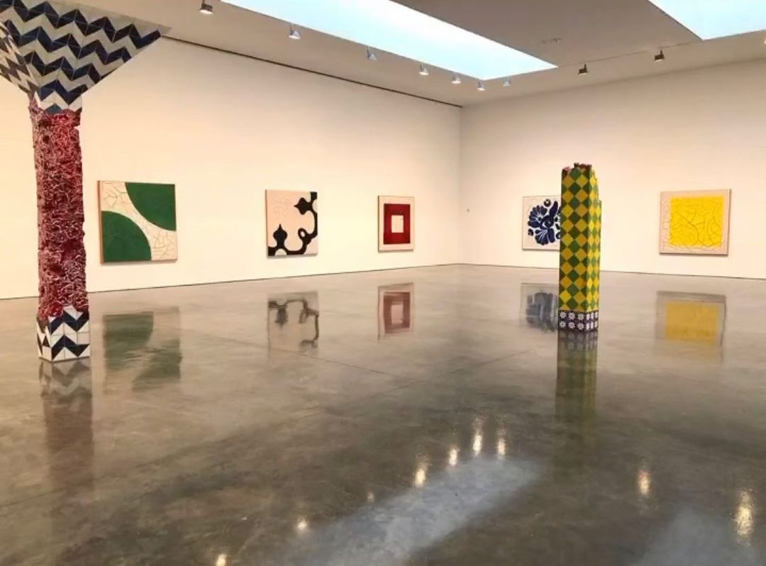 Salão com obras de Adriana Varejão