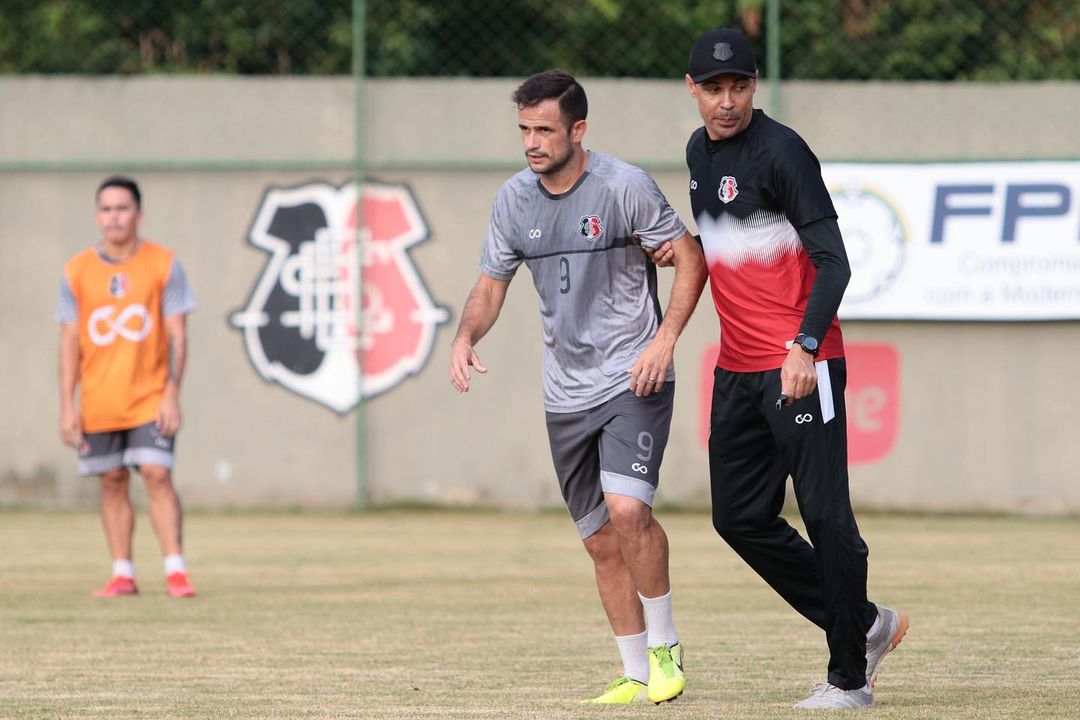 Pipico, atacante do Santa Cruz e o técnico Bolívar no CT Ninho das Cobras