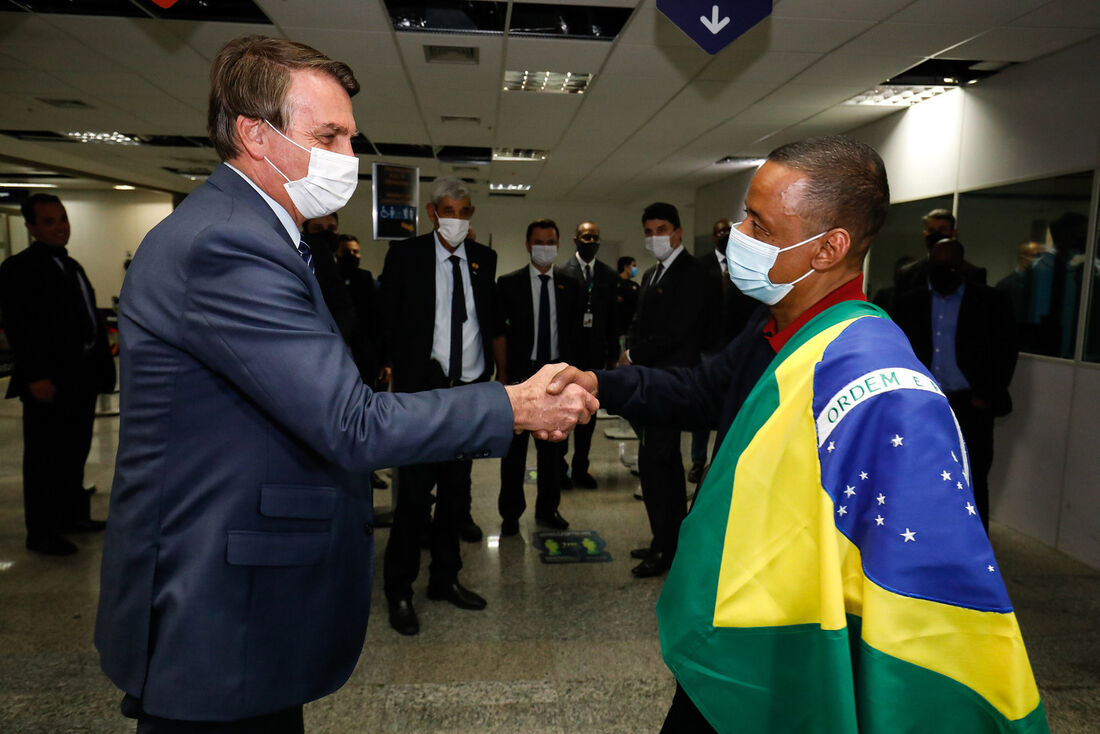 Bolsonaro vai ao aeroporto receber ex-motorista de jogador que recebeu indulto na Rússia