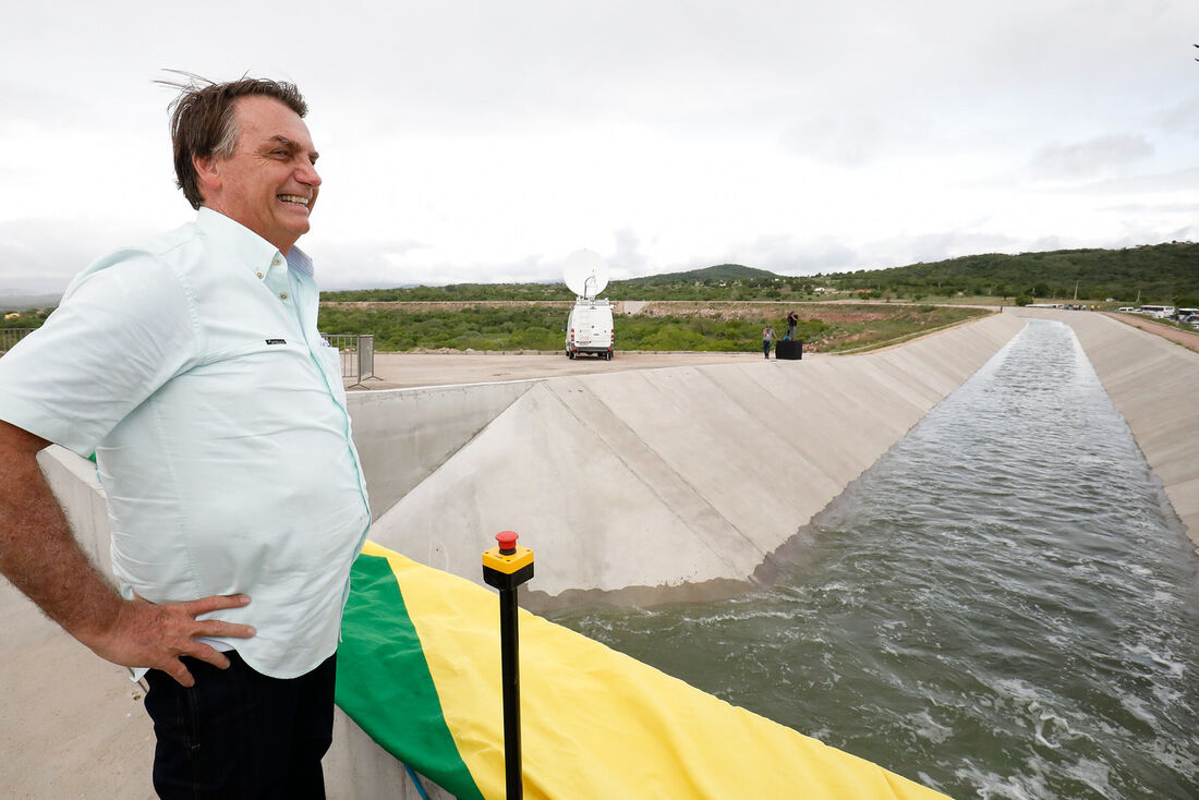 Presidente Jair Bolsonaro durante acionamento de botão que abre comporta do Canal do Sertão Alagoano