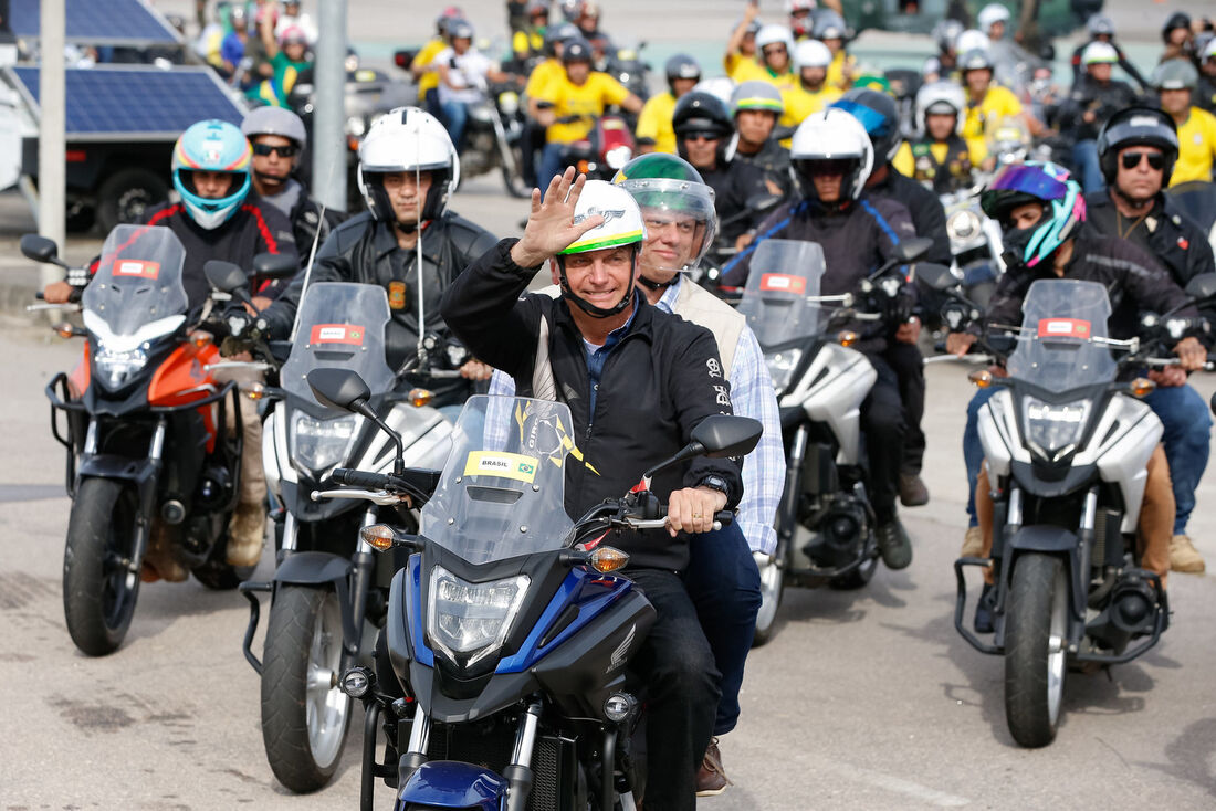 Presidente Jair Bolsonaro durante passeio de moto no Rio de Janeiro, no domingo (23)