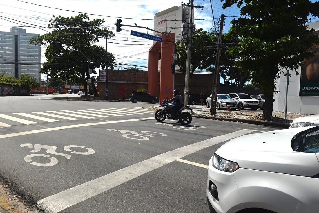 Faixa de espera para motocicletas em sinal no cruzamento da Av. Conselheiro Aguiar com a Herculano Bandeira, no Pina -