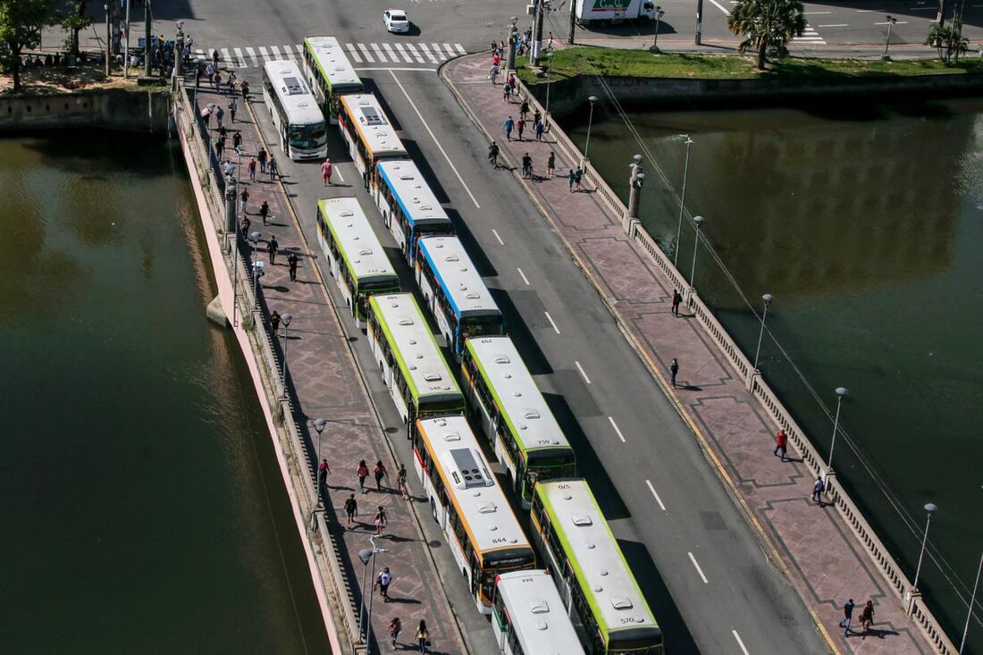 Ônibus parados na Ponte Duarte Coelho, no Centro do Recife