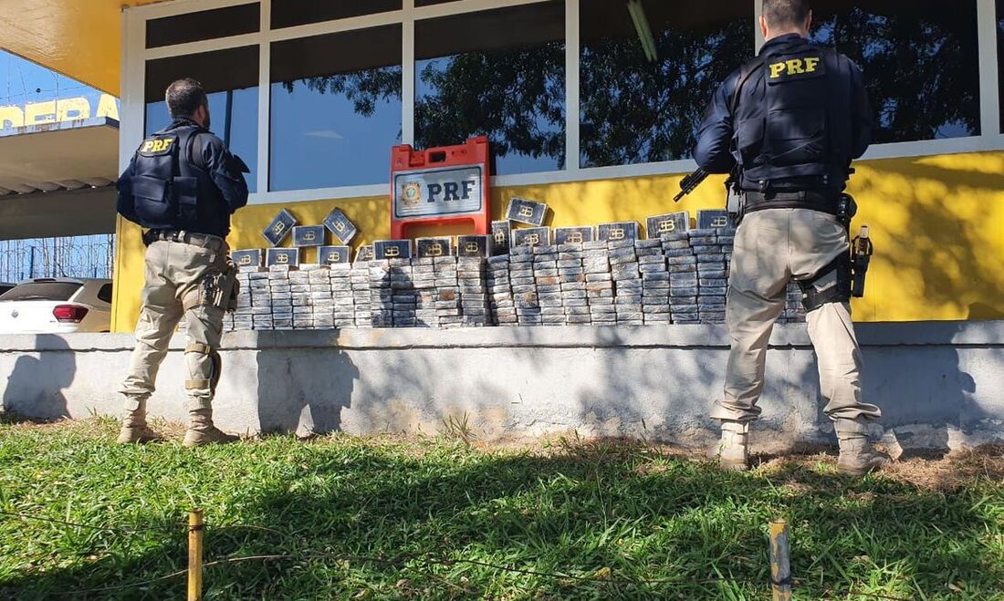 Apreensão de 300 kg de cocaína pela Polícia Rodoviária Federal, no Rio de Janeiro