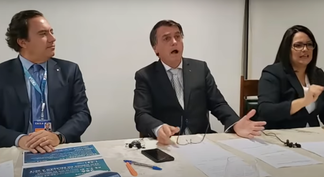 Na imagem, Presidente Jair Bolsonaro imita pessoa com falta de ar em live em rede social