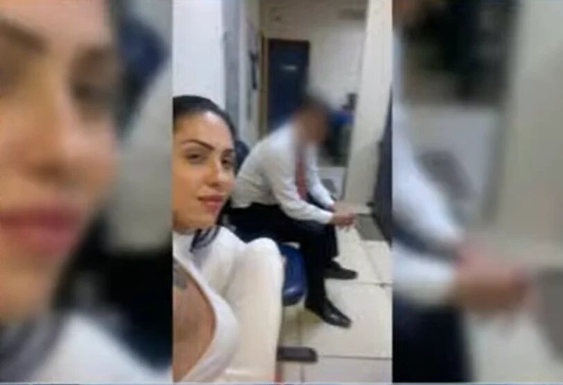 Monique Medeiros tirou a foto na delegacia nove dias após a morte do filho, Henry