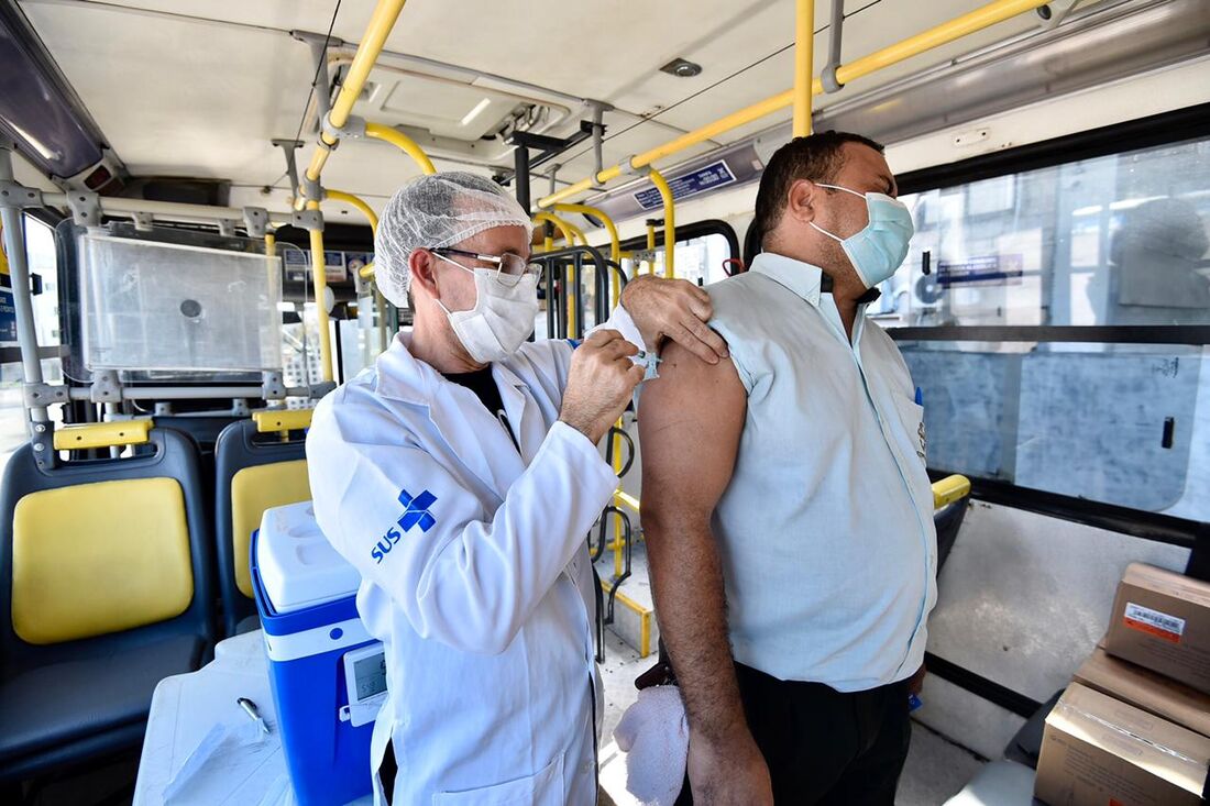 Rodoviário sendo vacinado contra a Covid-19 em Olinda